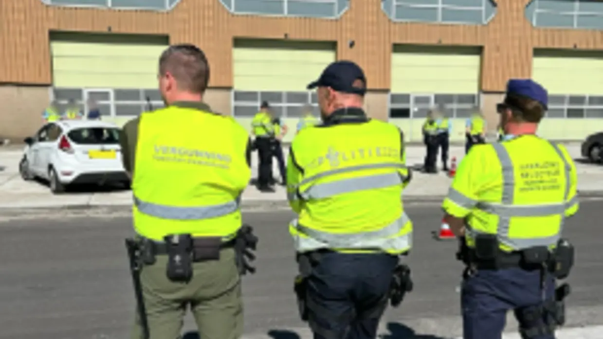 Drie medewerkers van de samenwerkende instanties op de rug gezien.