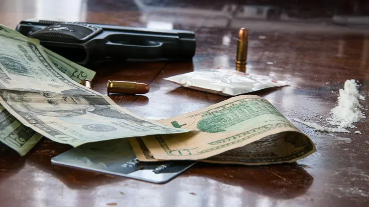 Geld, drugs, wapen en 2 kogels.