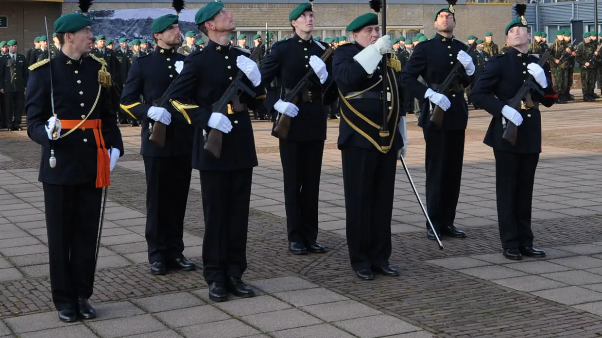 Militairen in ceremonieel tenue.