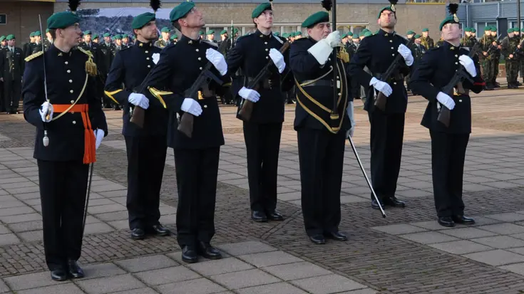 Militairen in ceremonieel tenue.