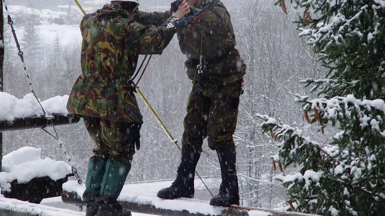 Cursisten houden elkaar in evenwicht op sneeuwparcours.