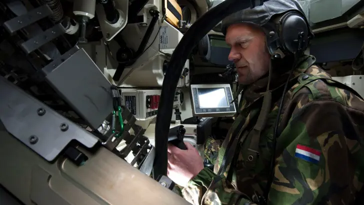 Tankbestuurder in tank.