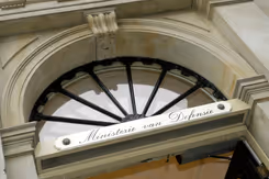 Ingang van het ministerie van Defensie.