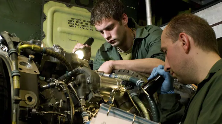 Militairen werken aan de motor van de Chinook.