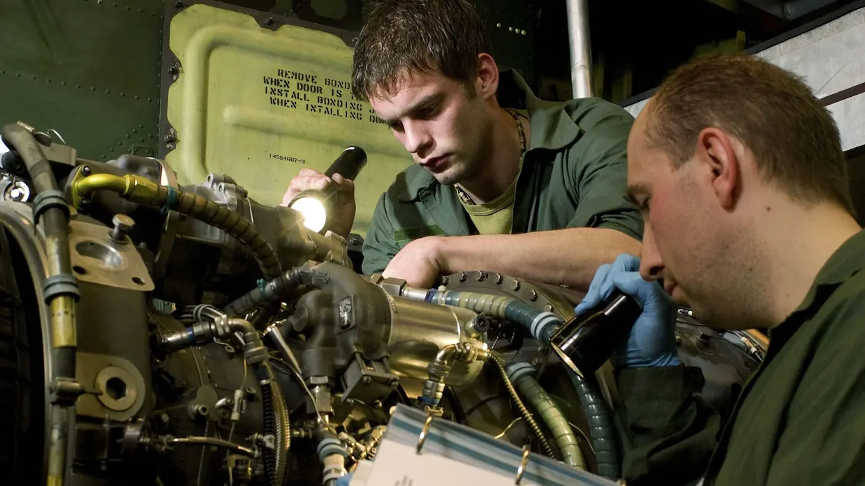 Militairen werken aan de motor van de Chinook.