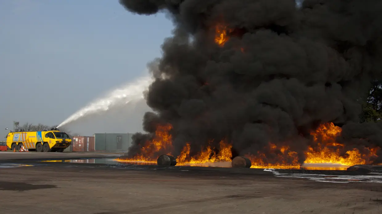 E-One Titan-crashtender bestrijdt een brand op een trainingscentrum.