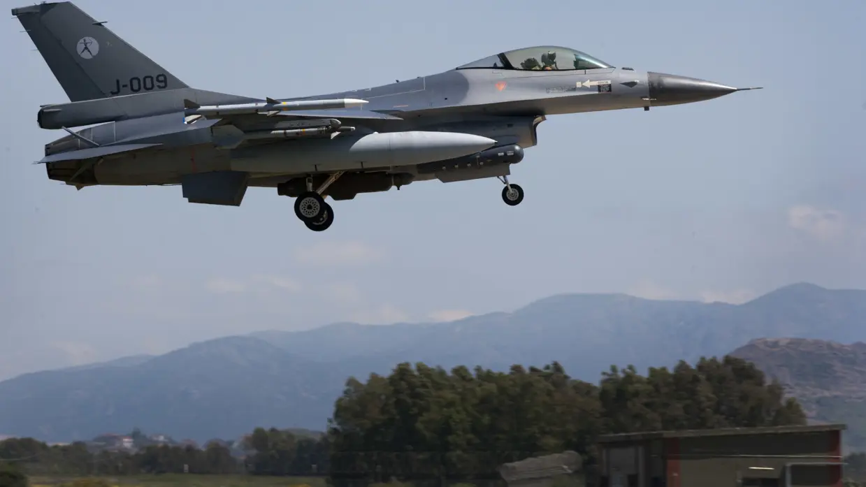 Landende F-16.