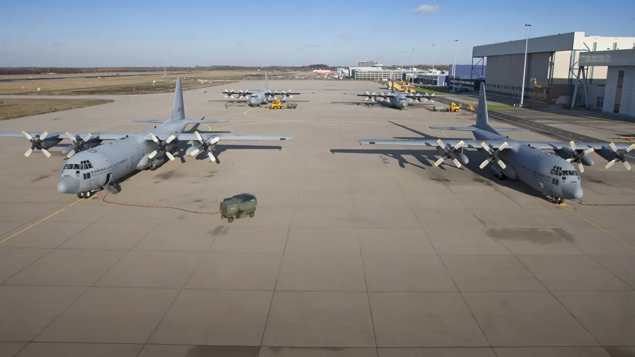 4 C-130 Hercules-vliegtuigen op Vliegbasis Eindhoven.