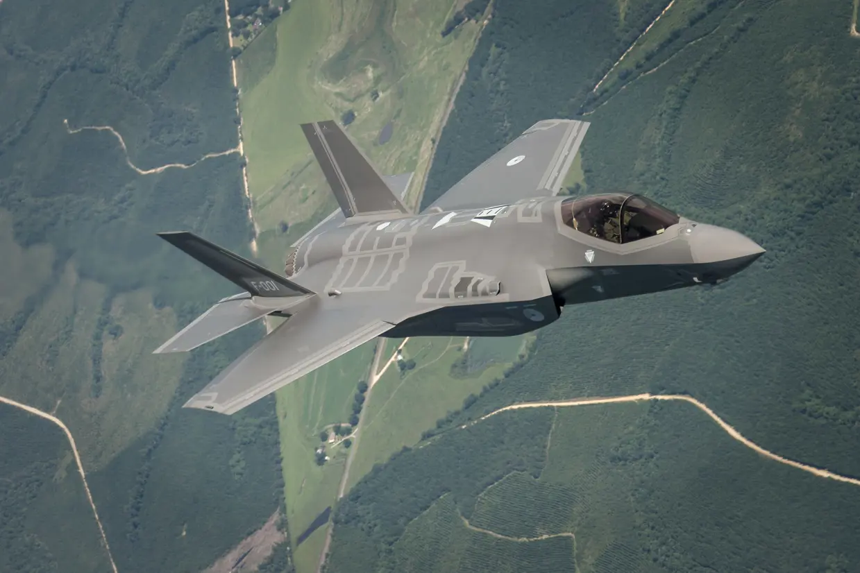 Nederlandse F-35 vliegt boven land.