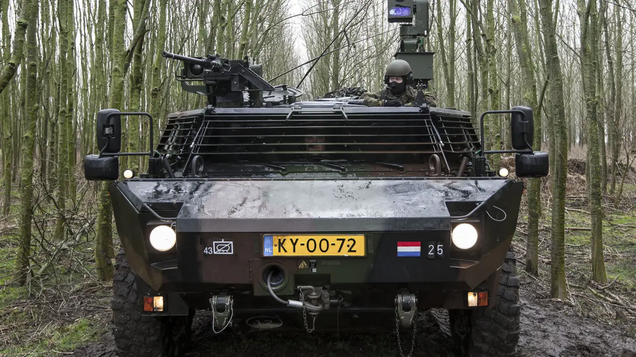 Verkenners van 43 Gemechaniseerde Brigade in hun Fennek tijdens een oefening in 2014.