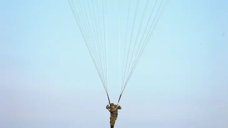 Paradrop van luchtmobiele infanteristen.