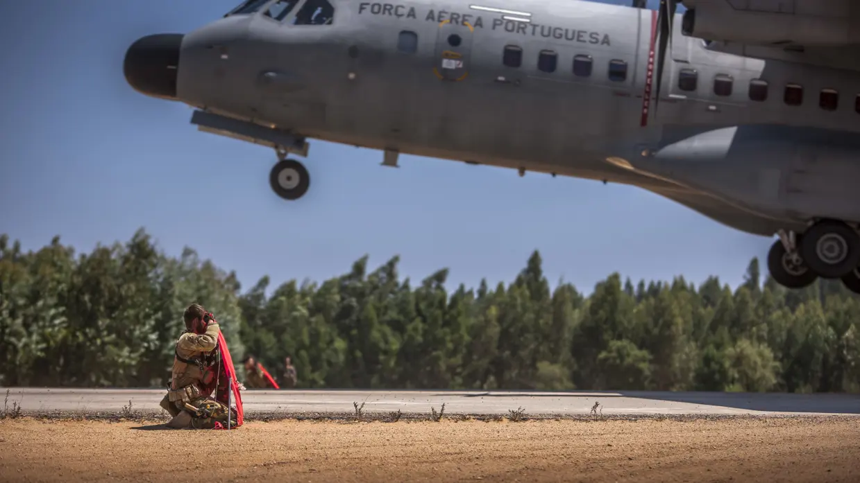 Pathfinders markeren met felgekleurde doeken een tijdelijke landingsbaan tijdens oefening Hot Blade in Portugal, 2014.