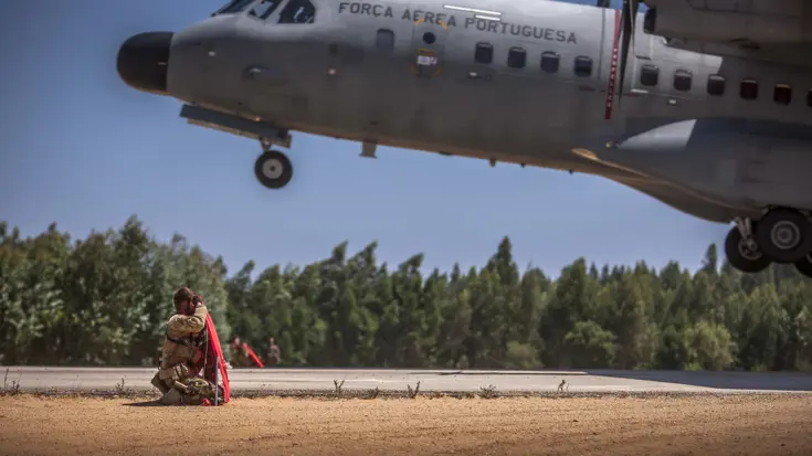 Pathfinders markeren met felgekleurde doeken een tijdelijke landingsbaan tijdens oefening Hot Blade in Portugal, 2014.