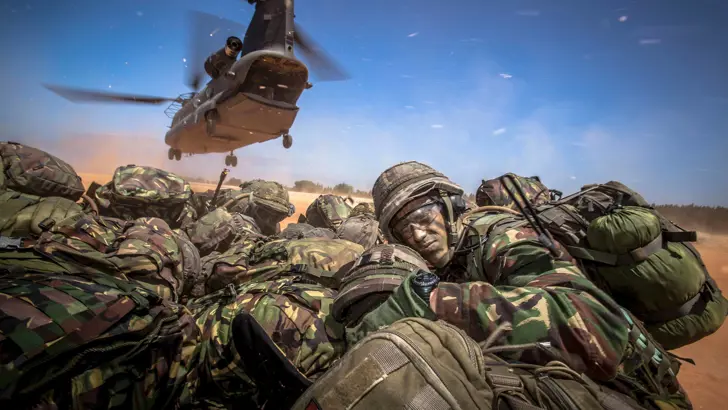 Militairen en Chinook-transporthelikopter.