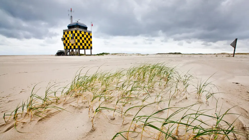 Uitkijkpost op een strand.