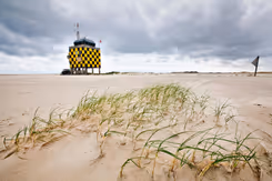 Uitkijkpost op een strand.