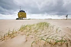 Uitkijkpost op een strand.
