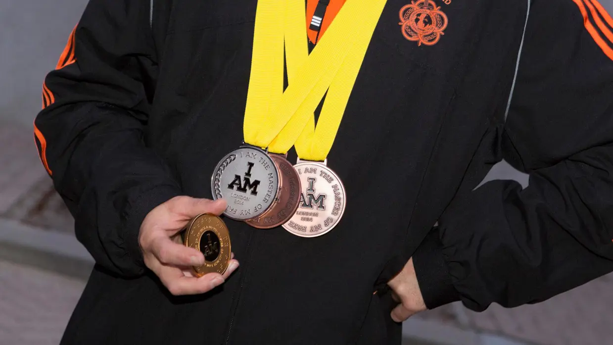 Een Nederlandse sporter houdt de gewonnen medailles tijdens de Invictus Games in 2014.