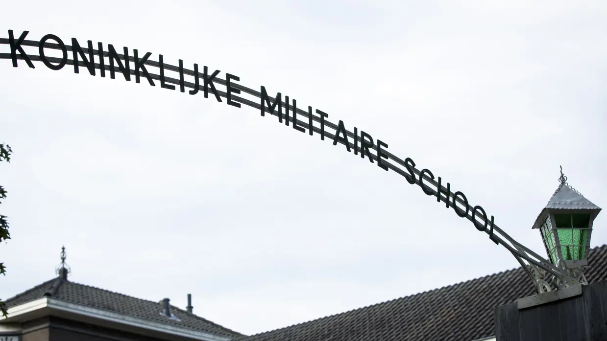 Boog boven ingang KMS met tekst Koninklijke Militaire School.