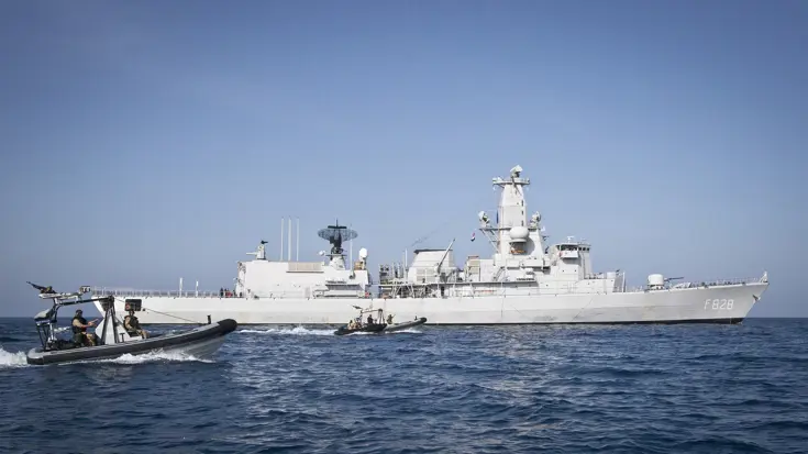 Zr.Ms. Van Speijk met op de voorgrond 2 RHIB-motorboten en een speedbootje.