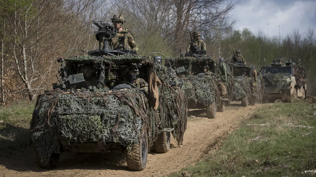 Pantservoertuigen rijden door het bos.