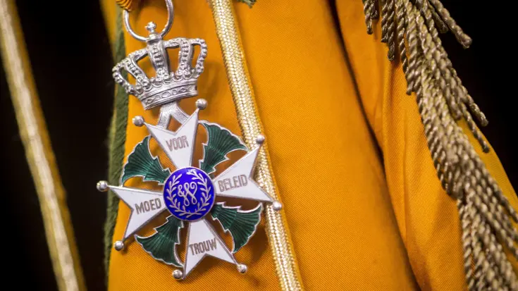 De Militaire Willems-Orde bevestigd aan het vaandel van het Korps Mariniers.