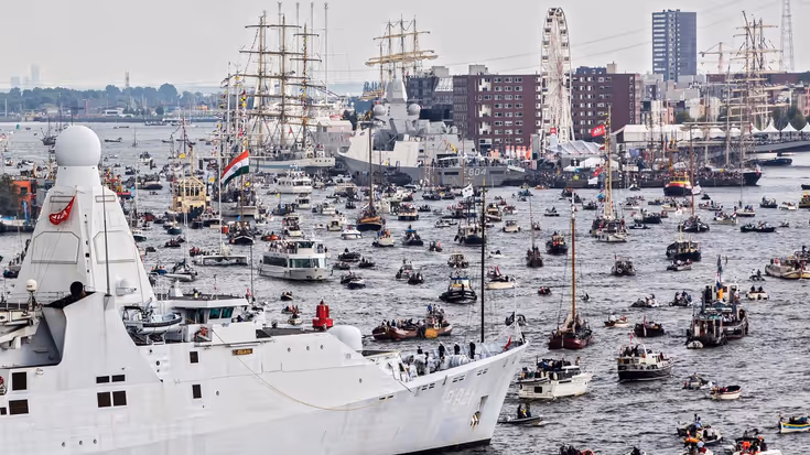Archieffoto van Sail 2015. Nu, tien jaar later, zijn er zo'n 10.000 vaartuigen, waaronder marineschepen.