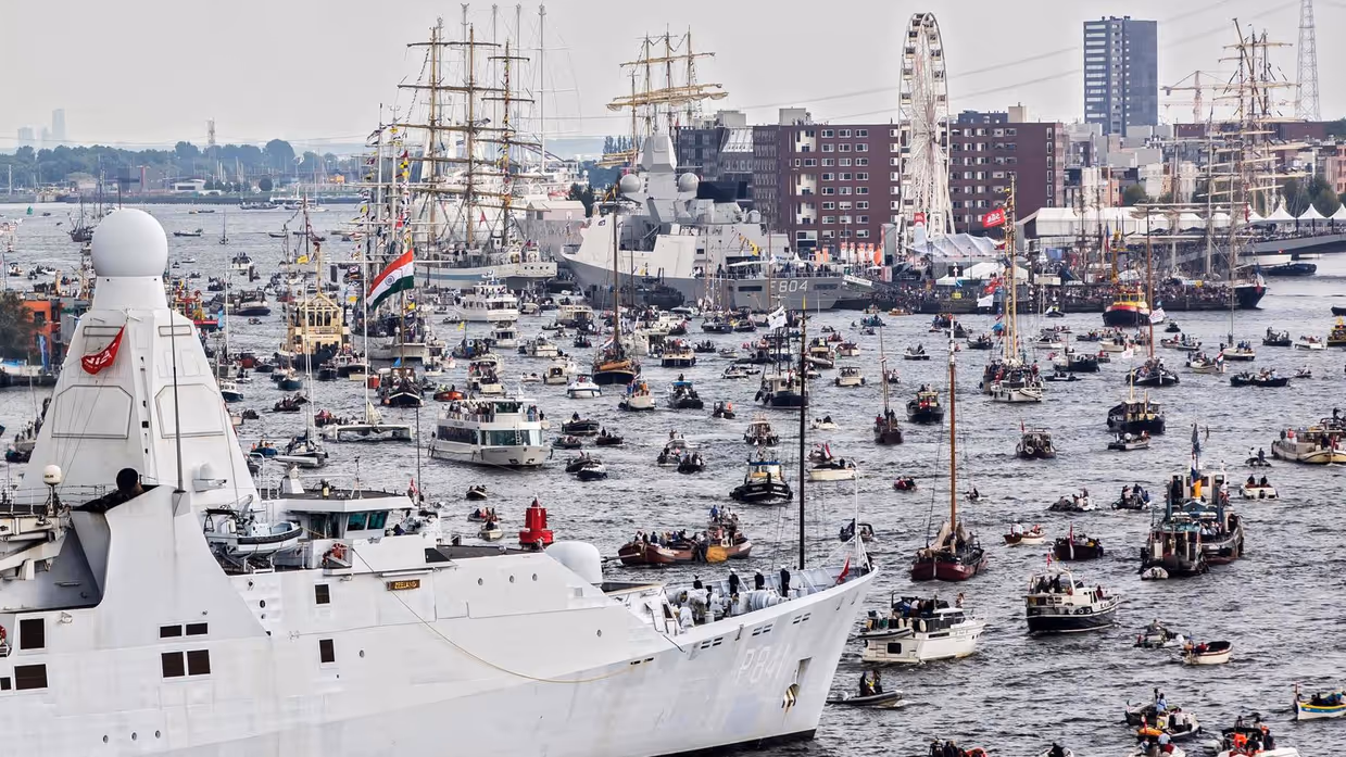 Archieffoto van Sail 2015. Nu, tien jaar later, zijn er zo'n 10.000 vaartuigen, waaronder marineschepen.