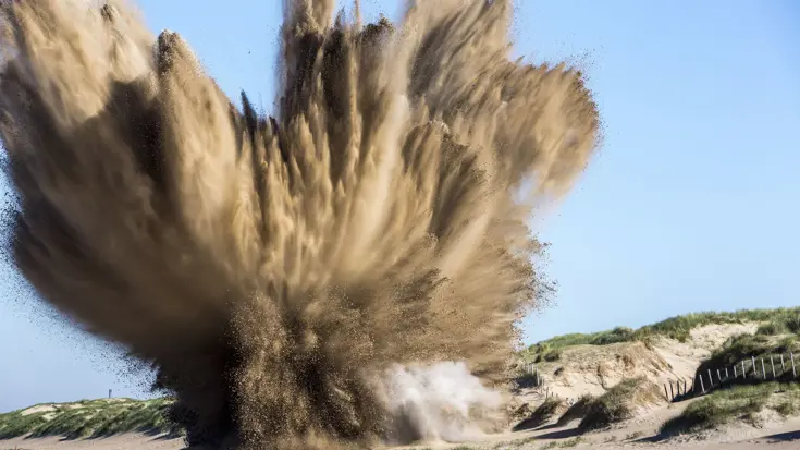 Gecontroleerde ontploffing door de EOD van 2 Amerikaanse vliegtuigbommen uit de Tweede Wereldoorlog op het strand bij Bloemendaal (2015).