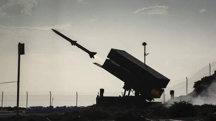 Een AMRAAM-raket verlaat de canister van de lanceerinrichting tijdens een 'live fire'-oefening op Kreta (oktober 2015).