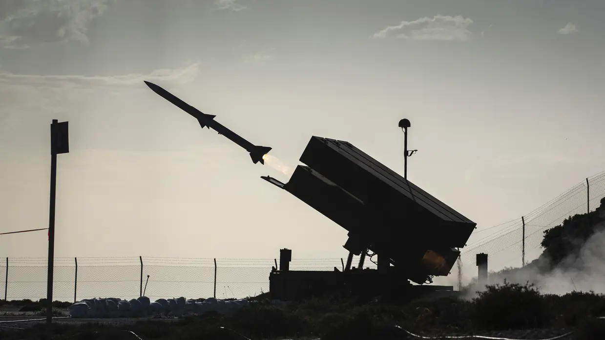 Een AMRAAM-raket verlaat de canister van de lanceerinrichting tijdens een 'live fire'-oefening op Kreta (oktober 2015).