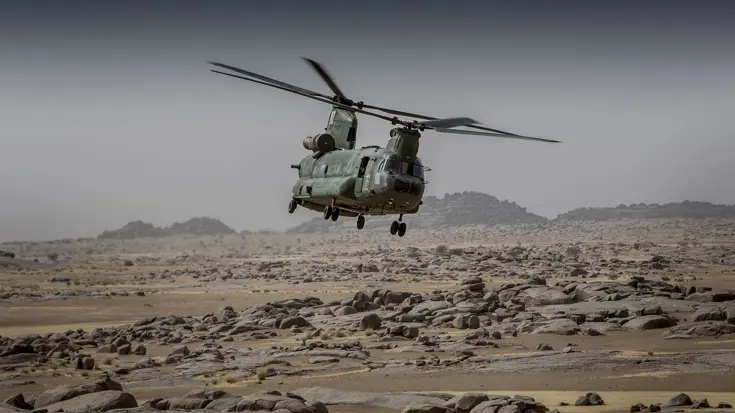 Een Nederlandse Chinook boven Malinees landschap.