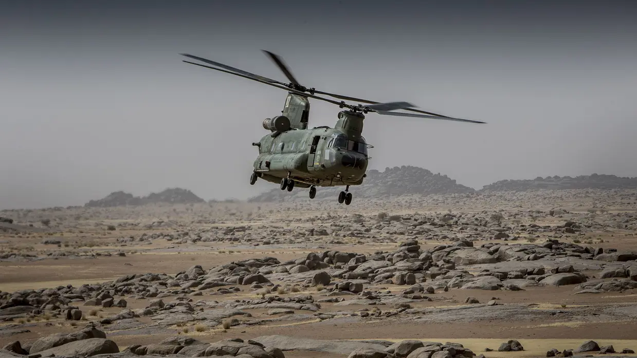 Een Nederlandse Chinook boven Malinees landschap.