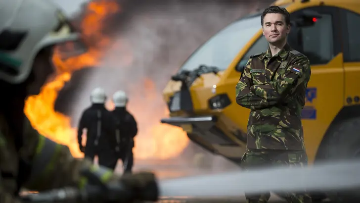 Arie van Dooijeweert, reservist bij de brandweer op Vliegbasis Woensdrecht.