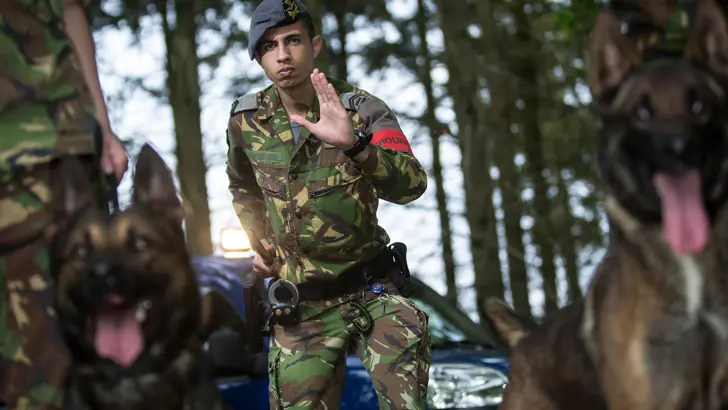 Vredesbewaker Stacey Kort voert toegangscontroles en patrouilles uit op luchtmachtterreinen.