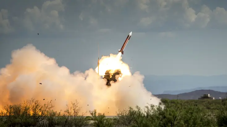 802 Patriot-squadron vuurt 1 van 6 Patriot-raketten af tijdens een internationale oefening op McGregor missile range (Fort Bliss, New Mexico, USA, juni 2016).