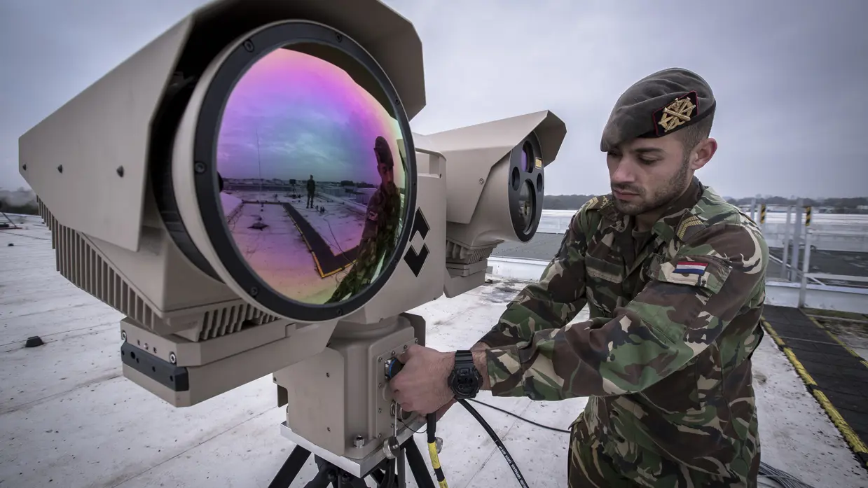 Militair koppelt kabel aan infraroodcamera.
