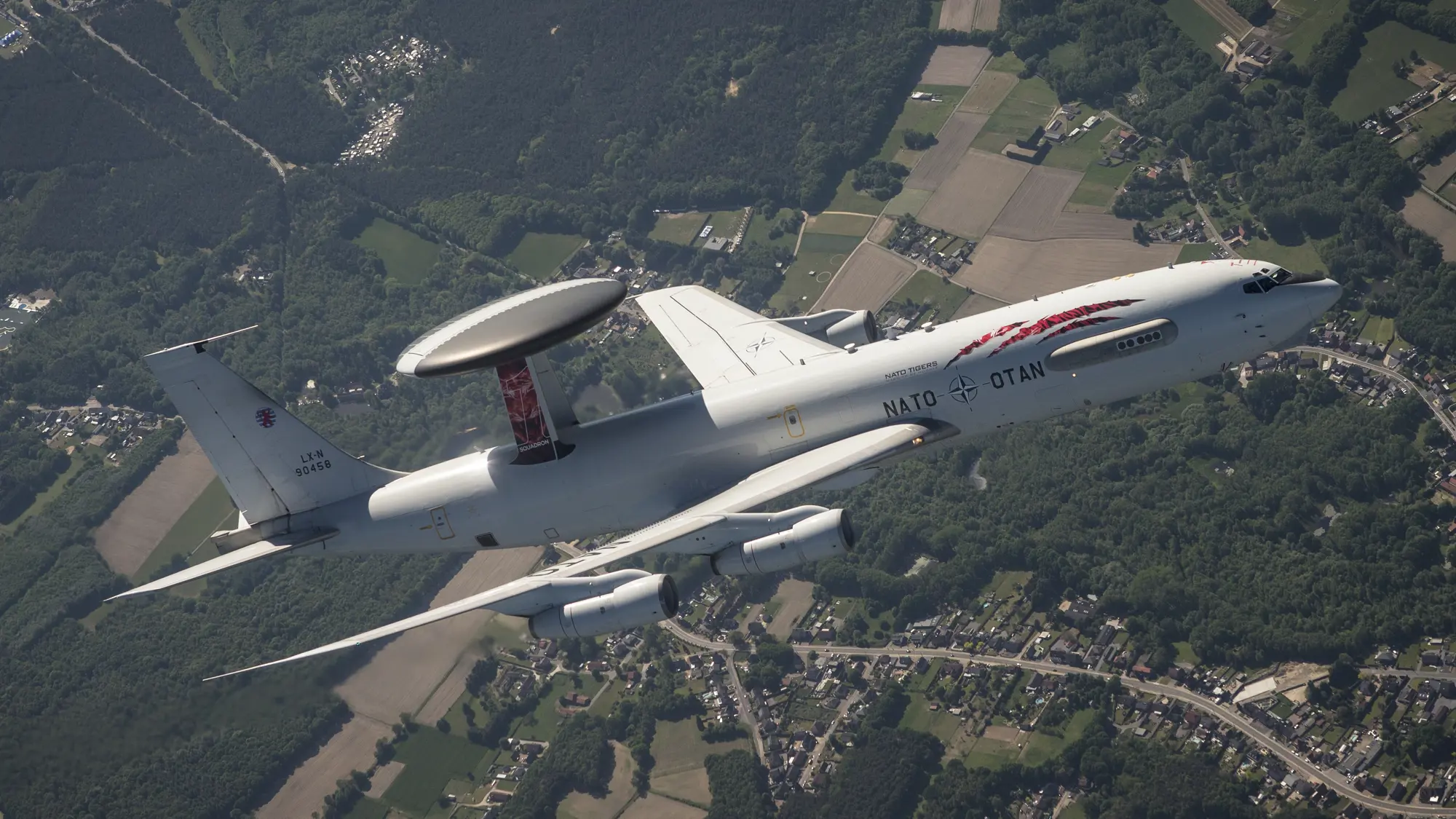 radarvliegtuig in de lucht