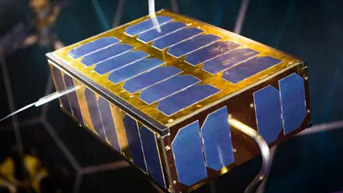 Op beide foto’s is een satelliet in de ruimte te zien. Een wat grotere stuurt een lasterstraal naar de aarde. De wat kleinere heeft een deels gouden behuizing.&nbsp;
