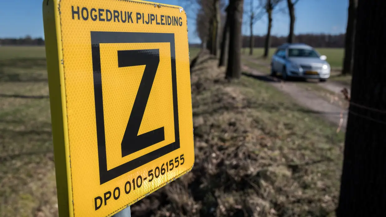 Waarschuwingsbord ligging hogedruk pijpleiding. Tekst op bord: hogedruk pijpleiding Z DPO 010-5061555.