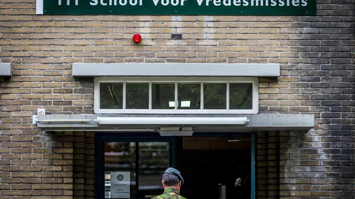 Ingang School voor Vredesmissies. Tekst bord boven ingang: School voor Vredesmissies.