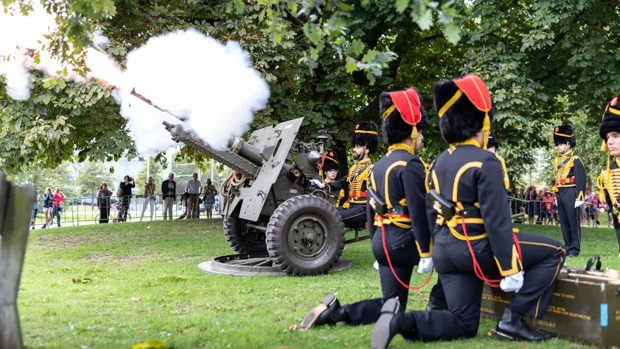 Artilleristen van de Gele Rijders vuren schoten af.