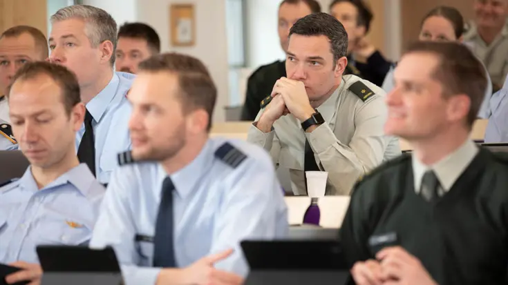 Militaire studenten in collegezaal.