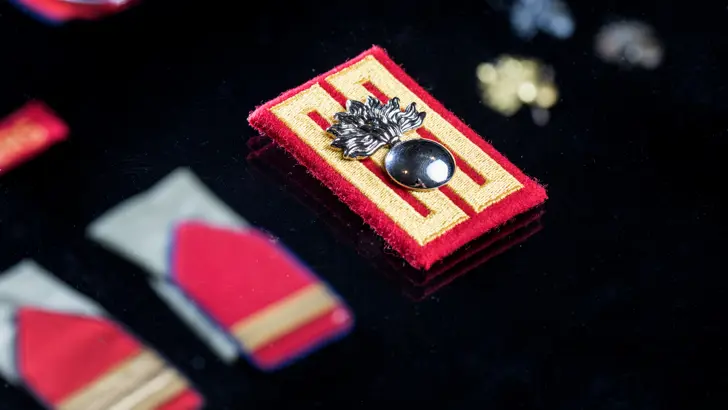 Kraagpat van de Grenadiers.