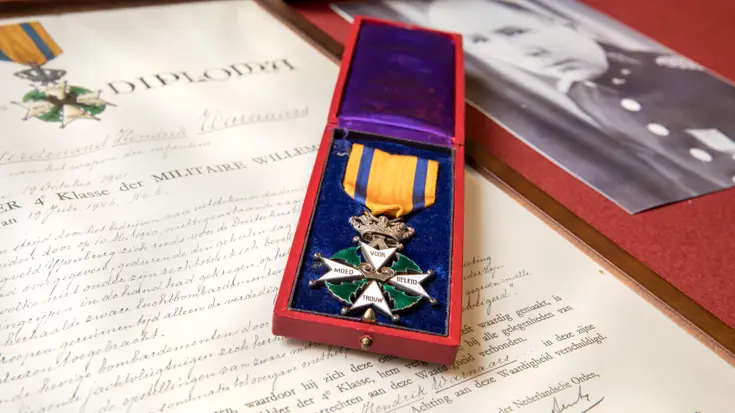 Het Ridderdiploma, de medaille en foto van reserve-eerste-luitenant F. H. Warnaars. Foto: Rob Gieling