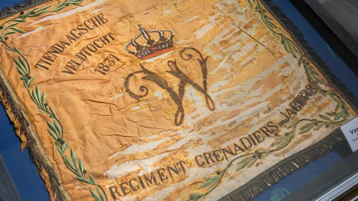 Het oude vaandel van het Regiment Grenadiers en Jagers.