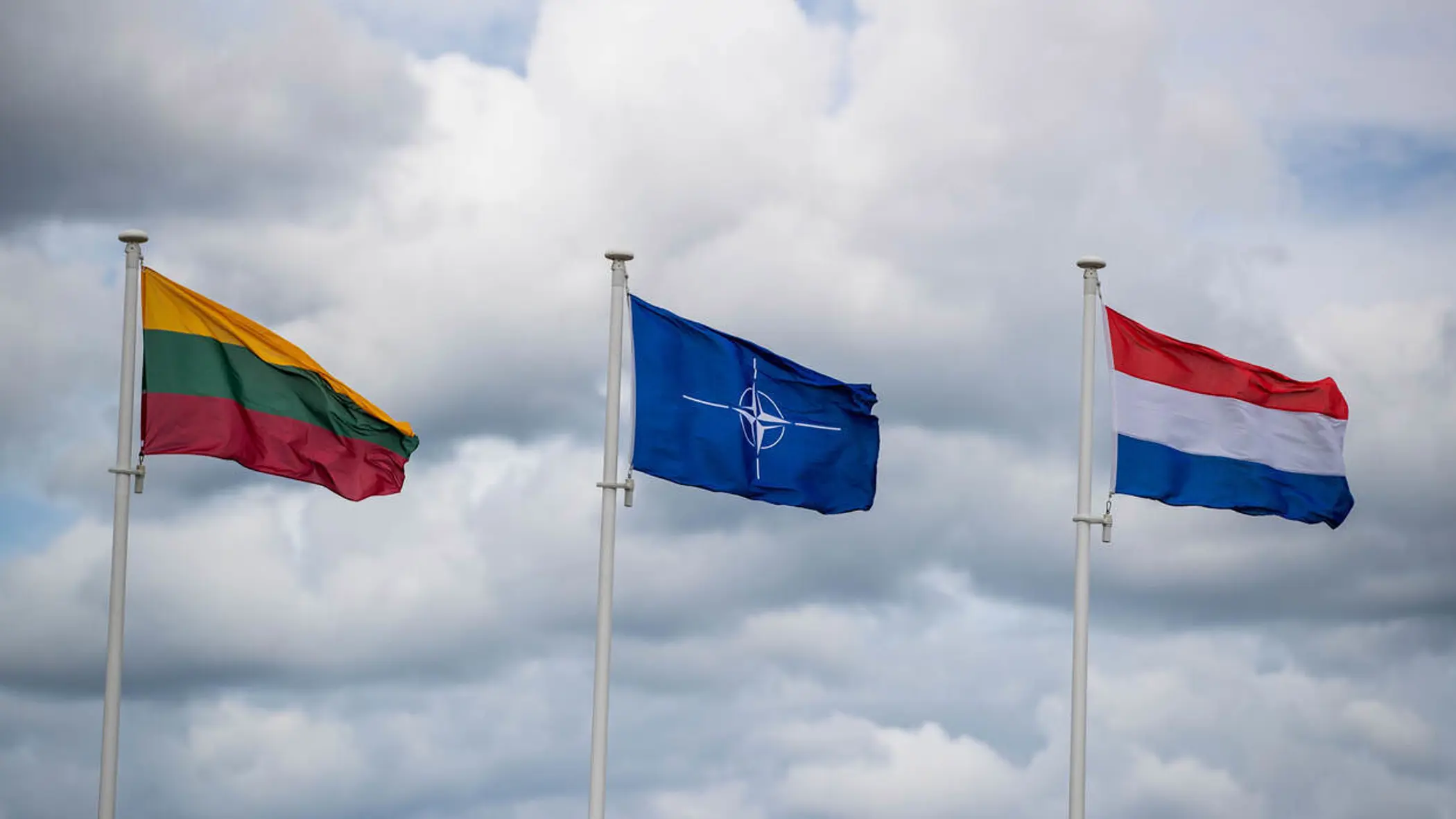 De vlaggen van Litouwen, de NAVO en Nederland.&nbsp;