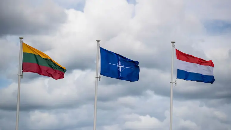 De vlaggen van Litouwen, de NAVO en Nederland.&nbsp;