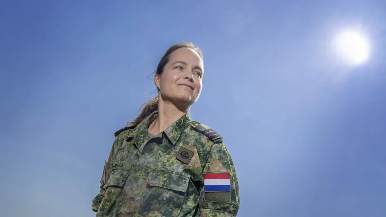 Portretfoto van luitenant-kolonel Petra Wijnja met de blauwe buitenlucht als achtergrond.