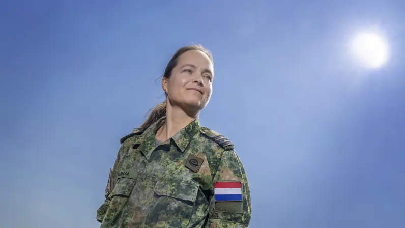 Portretfoto van luitenant-kolonel Petra Wijnja met de blauwe buitenlucht als achtergrond.
